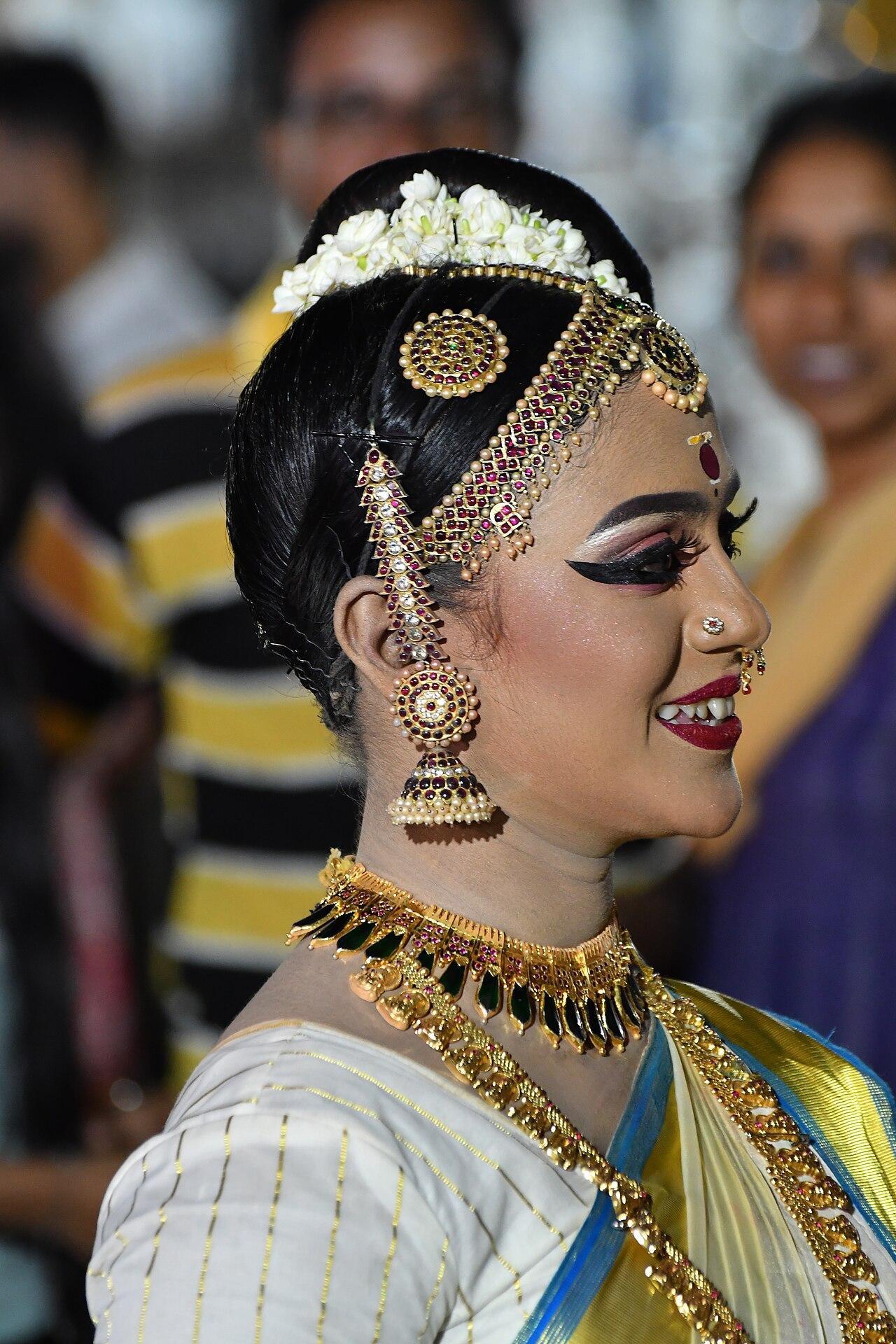 A Mohiniyattam dancer